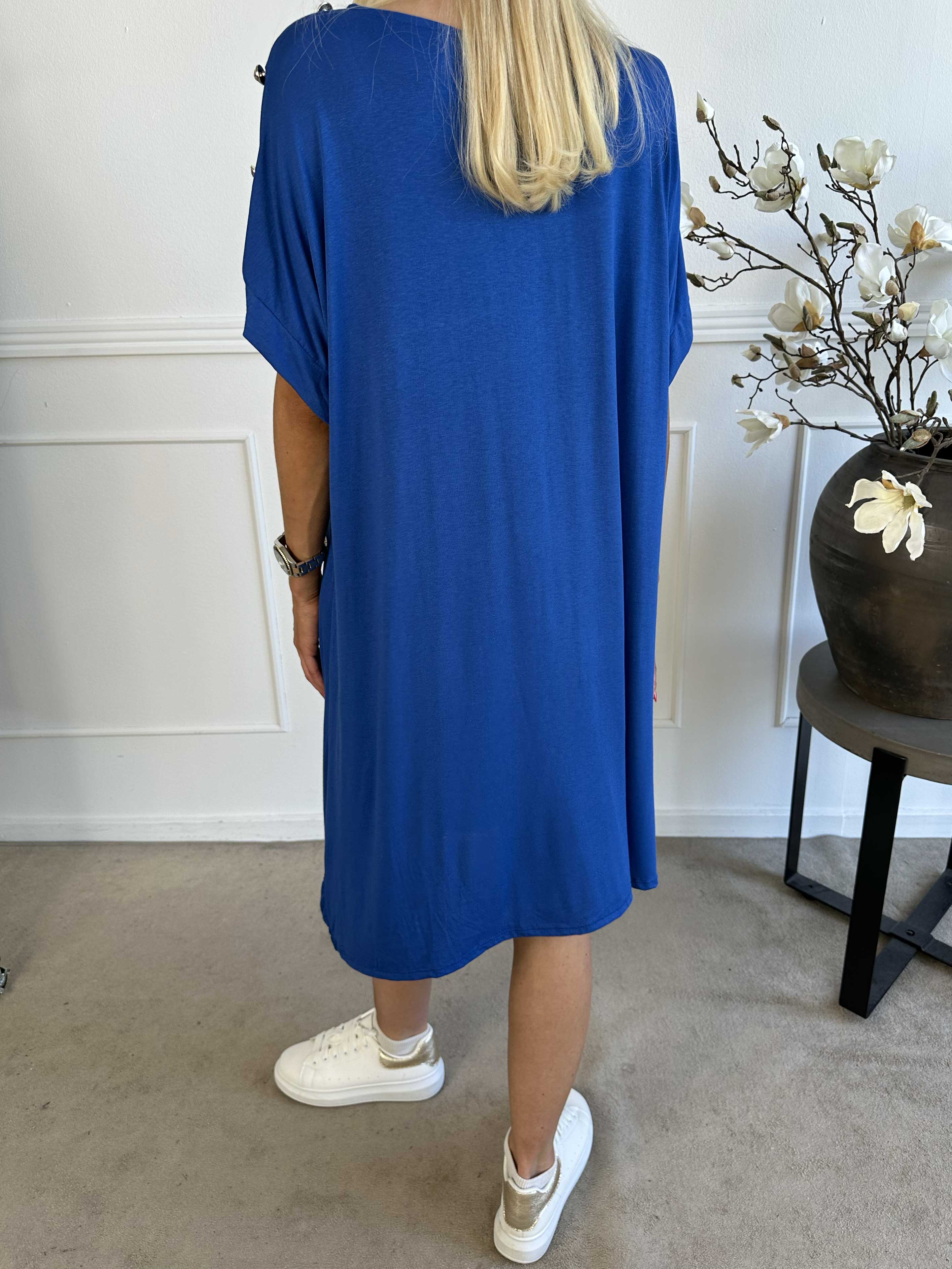 Alli - Söt t-shirtklänning med knappdetalj på axeln